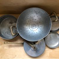 Vecchie padelle in alluminio