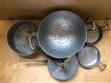 Vecchie padelle in alluminio