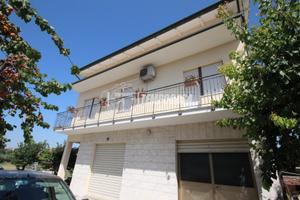 CASA SINGOLA SU TRE PIANI CON GARAGE E SOFFITTA