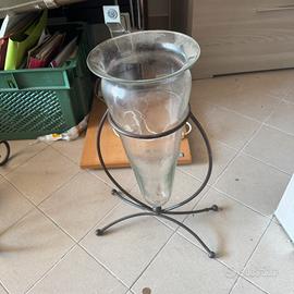 Vaso ad imbuto in vetro con piedistallo in ferro