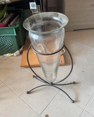 Vaso ad imbuto in vetro con piedistallo in ferro