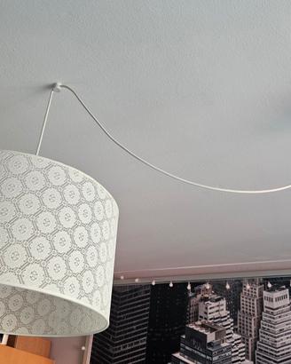 Lampadario a sospensione bianco con trama a pizzo 