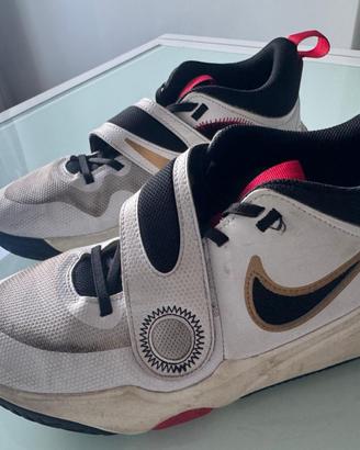Nike Hustle D 11 – taglia 7Y (40 EU) – ottime cond