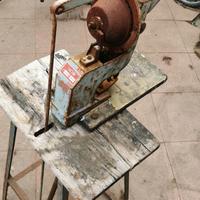 ANTICA MACCHINA PER OCCHIELLI SCARPE Calzolaio.