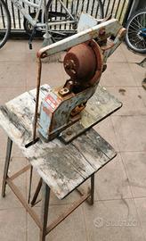 ANTICA MACCHINA PER OCCHIELLI SCARPE Calzolaio.