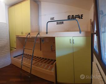 Letto a castello con ampi armadi