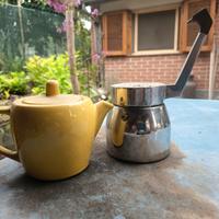 Vecchia caffettiera in acciaio e ceramica

