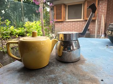 Vecchia caffettiera in acciaio e ceramica

