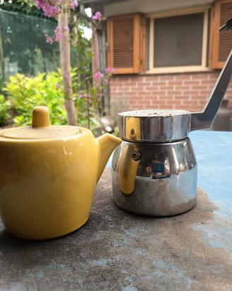 Vecchia caffettiera in acciaio e ceramica

