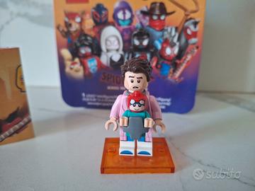 La minifigure LEGO nella foto è Peter B. Parker/Sp