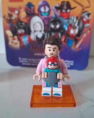 La minifigure LEGO nella foto è Peter B. Parker/Sp