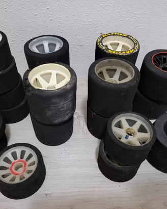 Lotto gomme COME IN FOTO ALCUNE UTILIZZABILI ALTRE