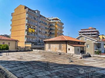 Locale più lastricato, trasformabile in soluzione