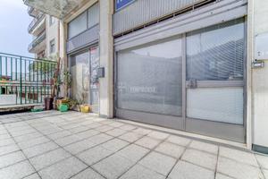NEGOZIO CON VETRINA IN CENTRO CON AMPIO PARCHEGGIO