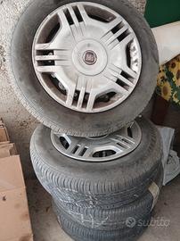4 gomme 165 70 R14 con cerchi