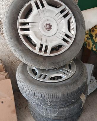 4 gomme 165 70 R14 con cerchi