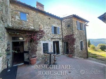 Rustico / Casale di 250 m² con più di 5 locali a G