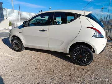 Lancia Ypsilon 0.9 TwinAir 85 CV 5 porte Metano Ec