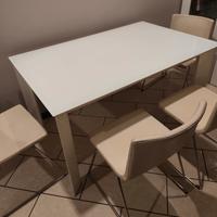 TAVOLO BIANCO CON VETRO TRASPARENTE 