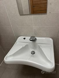 1 lavabo e  1 wc disabili