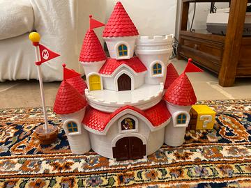 Castello di Peach con personaggi super mario