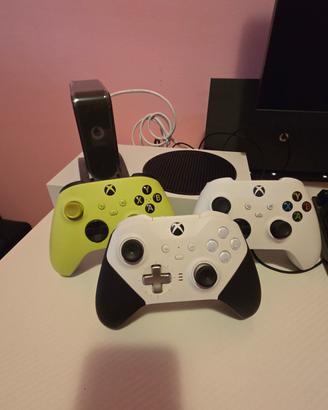 XBOX ONE S 500GB + 3 Pad-Monitor-scrivania-sedia