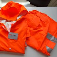 Completo antipioggia e alta visibilità