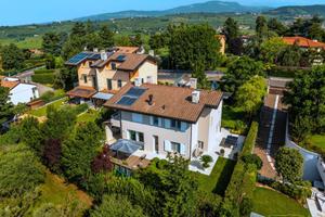 Villa di 369 m² con più di 5 locali e box auto dop