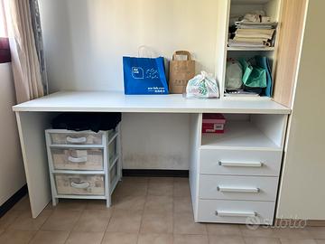 Scrivania bianca con cassettiera e portalibri