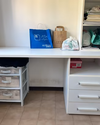 Scrivania bianca con cassettiera e portalibri