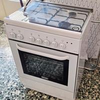 Cucina con piano a gas e forno elettrico
