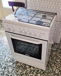 Cucina con piano a gas e forno elettrico