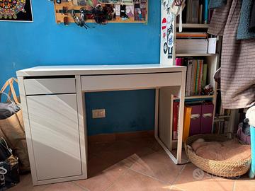 Scivania Ikea bianca