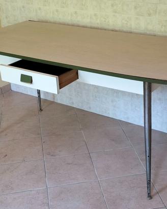 Tavolo vintage in formica con gambe in metallo