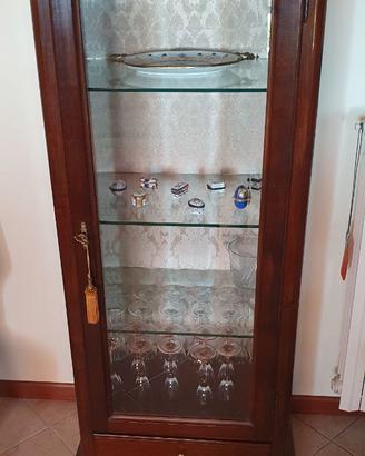 Vetrina in noce e angoliera con cassetto.