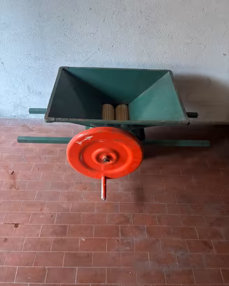 Pigia Uva manuale a Rulli con Volano