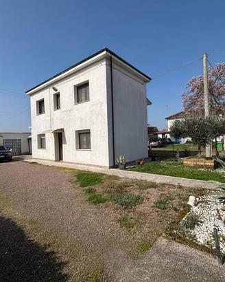 Villa di 131 m² con 4 locali e box auto a Occhiobe