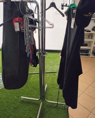 Arredo Negozio – Espositori, Manichini, Bancone