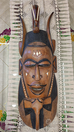 Maschera Africana in Legno Intagliato