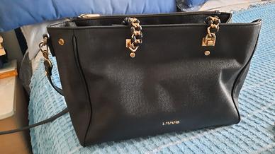 borsa nera a tracolla con catenelle