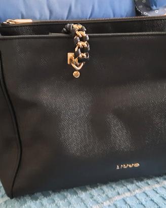 borsa nera a tracolla con catenelle