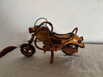 Modellino di moto fatto in legno