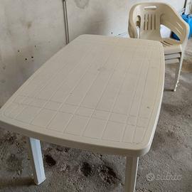 Tavolo in Plastica con tre sedie