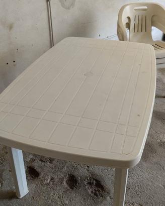 Tavolo in Plastica con tre sedie