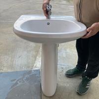 Lavandino con rubinetto e scarico