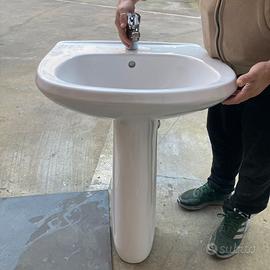 Lavandino con rubinetto e scarico