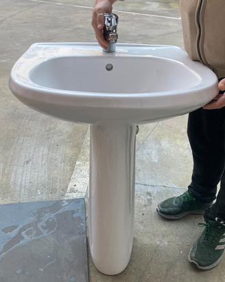 Lavandino con rubinetto e scarico