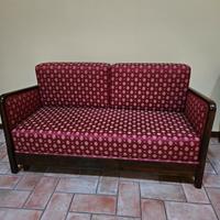 divanetto vecchio in legno e raso 