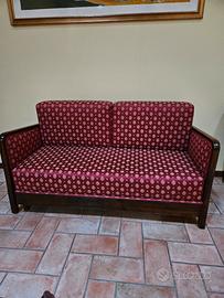 divanetto vecchio in legno e raso 