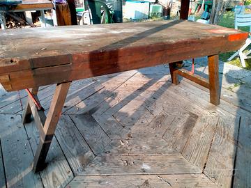 tavolo in legno da falegname con piedi pieghevoli.